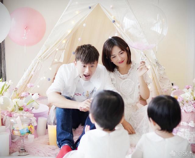 张杰晒双胞胎女儿萌照送惊喜，跳跳俏俏将在爸爸演唱会献萌音首秀
