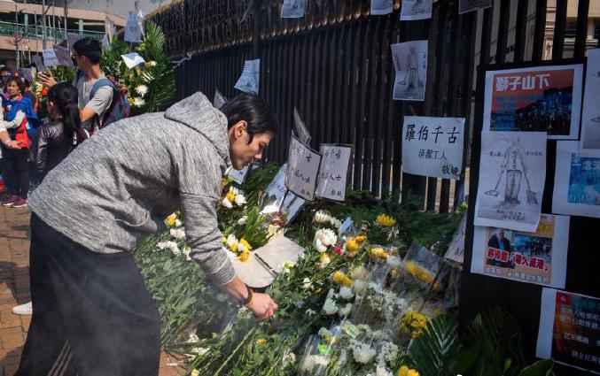 香港七旬清洁工罗伯被砸死 向佐在头七去现场吊唁