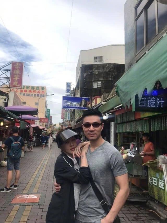 许雅钧亲自为老婆染发宠妻十足，小S晒照秀恩爱却暴露超高发际线